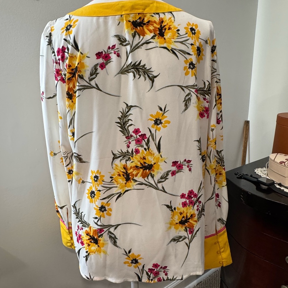 Express Floral V-Neck Women's Top - Picture 5 of 8